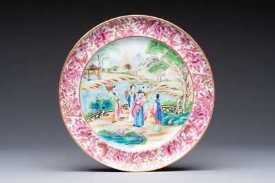 A fine Chinese Canton famille rose dish with puce-enamelled rim, 19th C.
