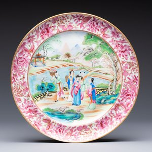 A fine Chinese Canton famille rose dish with puce-enamelled rim, 19th C. — 照片 1