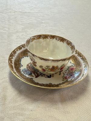 A fine Chinese Canton famille rose gilt-decorated cup and saucer with figural design, Yongzheng/Qianlong — foto 1