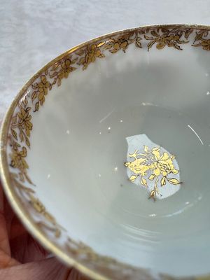 A fine Chinese Canton famille rose gilt-decorated cup and saucer with figural design, Yongzheng/Qianlong — foto 11