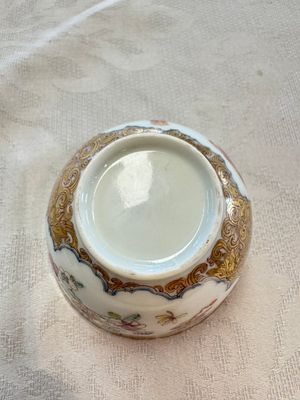 A fine Chinese Canton famille rose gilt-decorated cup and saucer with figural design, Yongzheng/Qianlong — foto 12