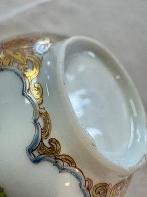 A fine Chinese Canton famille rose gilt-decorated cup and saucer with figural design, Yongzheng/Qianlong — foto 13