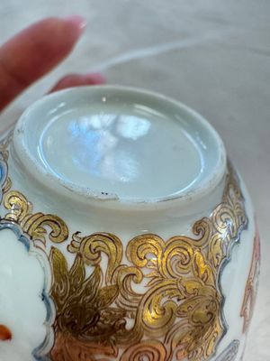 A fine Chinese Canton famille rose gilt-decorated cup and saucer with figural design, Yongzheng/Qianlong — foto 14