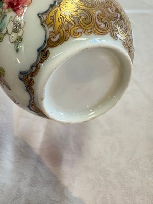 A fine Chinese Canton famille rose gilt-decorated cup and saucer with figural design, Yongzheng/Qianlong — foto 15