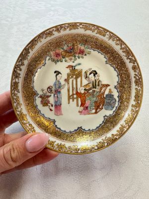 A fine Chinese Canton famille rose gilt-decorated cup and saucer with figural design, Yongzheng/Qianlong — foto 16