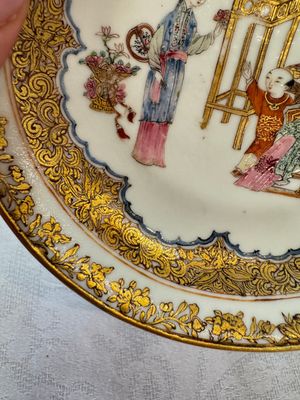 A fine Chinese Canton famille rose gilt-decorated cup and saucer with figural design, Yongzheng/Qianlong — foto 17