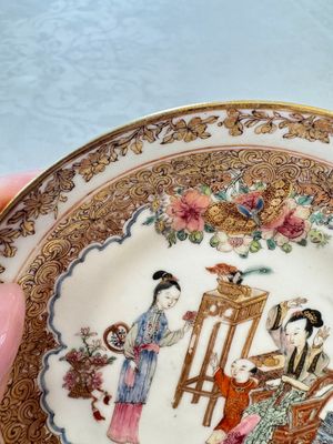A fine Chinese Canton famille rose gilt-decorated cup and saucer with figural design, Yongzheng/Qianlong — foto 18