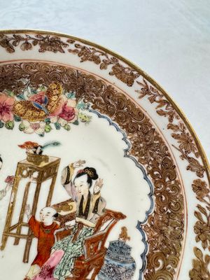 A fine Chinese Canton famille rose gilt-decorated cup and saucer with figural design, Yongzheng/Qianlong — foto 19