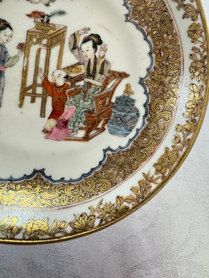A fine Chinese Canton famille rose gilt-decorated cup and saucer with figural design, Yongzheng/Qianlong — foto 20