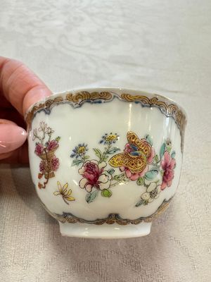 A fine Chinese Canton famille rose gilt-decorated cup and saucer with figural design, Yongzheng/Qianlong — foto 2