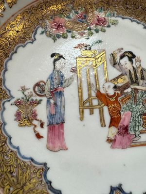 A fine Chinese Canton famille rose gilt-decorated cup and saucer with figural design, Yongzheng/Qianlong — foto 21