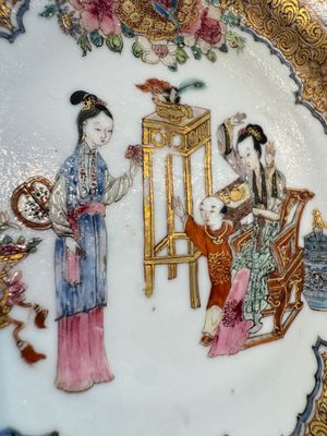 A fine Chinese Canton famille rose gilt-decorated cup and saucer with figural design, Yongzheng/Qianlong — foto 22