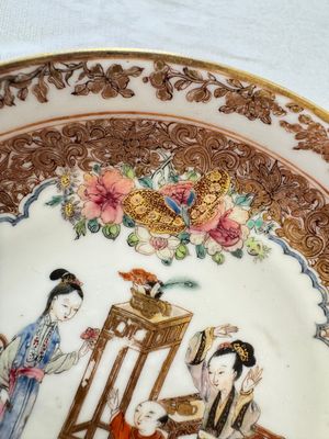 A fine Chinese Canton famille rose gilt-decorated cup and saucer with figural design, Yongzheng/Qianlong — foto 24