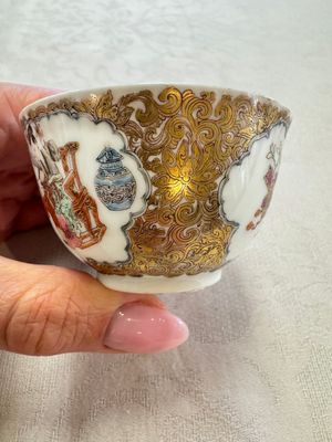A fine Chinese Canton famille rose gilt-decorated cup and saucer with figural design, Yongzheng/Qianlong — foto 3