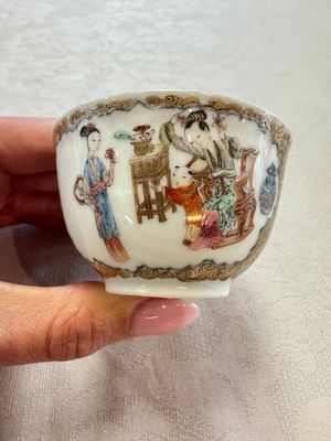 A fine Chinese Canton famille rose gilt-decorated cup and saucer with figural design, Yongzheng/Qianlong — foto 4