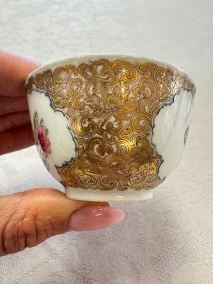 A fine Chinese Canton famille rose gilt-decorated cup and saucer with figural design, Yongzheng/Qianlong — foto 5