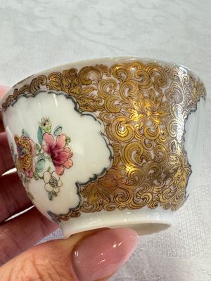 A fine Chinese Canton famille rose gilt-decorated cup and saucer with figural design, Yongzheng/Qianlong — foto 7