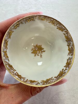 A fine Chinese Canton famille rose gilt-decorated cup and saucer with figural design, Yongzheng/Qianlong — foto 8