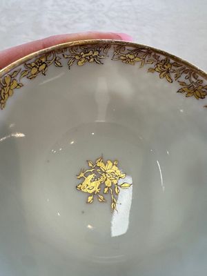 A fine Chinese Canton famille rose gilt-decorated cup and saucer with figural design, Yongzheng/Qianlong — foto 9