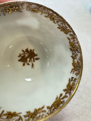 A fine Chinese Canton famille rose gilt-decorated cup and saucer with figural design, Yongzheng/Qianlong — foto 10