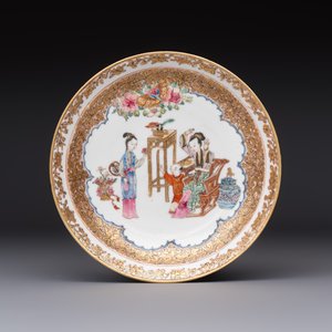 A fine Chinese Canton famille rose gilt-decorated cup and saucer with figural design, Yongzheng/Qianlong — foto 1