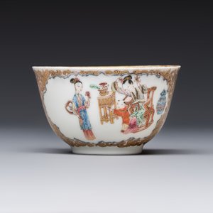 A fine Chinese Canton famille rose gilt-decorated cup and saucer with figural design, Yongzheng/Qianlong — foto 3