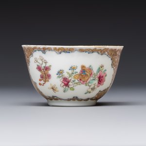 A fine Chinese Canton famille rose gilt-decorated cup and saucer with figural design, Yongzheng/Qianlong — foto 5