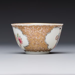 A fine Chinese Canton famille rose gilt-decorated cup and saucer with figural design, Yongzheng/Qianlong — foto 6