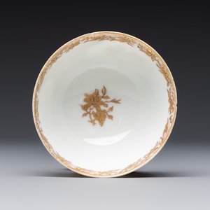 A fine Chinese Canton famille rose gilt-decorated cup and saucer with figural design, Yongzheng/Qianlong — foto 7