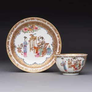 A fine Chinese Canton famille rose gilt-decorated cup and saucer with figural design, Yongzheng/Qianlong — foto 9