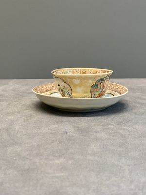 A fine Chinese Canton famille rose 'mandarin subject' cup and saucer, Qianlong — photo 4