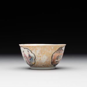 A fine Chinese Canton famille rose 'mandarin subject' cup and saucer, Qianlong — photo 5