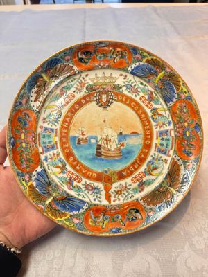 A fine Chinese Canton famille rose memorial plate commemorating the discovery of India, ca. 1900 — foto 1