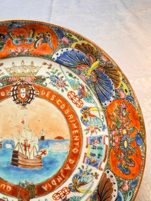 A fine Chinese Canton famille rose memorial plate commemorating the discovery of India, ca. 1900 — foto 3