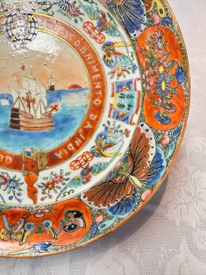 A fine Chinese Canton famille rose memorial plate commemorating the discovery of India, ca. 1900 — foto 4