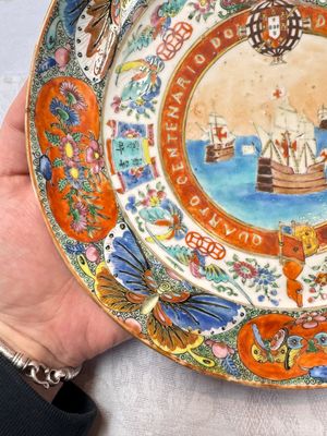 A fine Chinese Canton famille rose memorial plate commemorating the discovery of India, ca. 1900 — foto 5