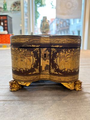 A fine Chinese Canton gilt-lacquered quadrifoil tea chest, 19th C. — photo 1