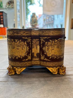 A fine Chinese Canton gilt-lacquered quadrifoil tea chest, 19th C. — photo 2