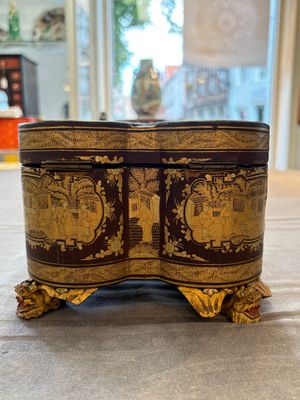 A fine Chinese Canton gilt-lacquered quadrifoil tea chest, 19th C. — photo 3