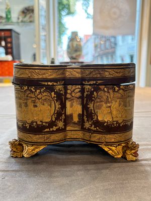 A fine Chinese Canton gilt-lacquered quadrifoil tea chest, 19th C. — photo 4