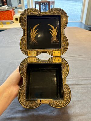A fine Chinese Canton gilt-lacquered quadrifoil tea chest, 19th C. — photo 6