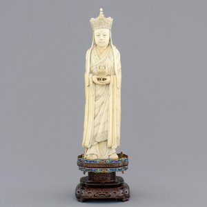 A fine Chinese carved ivory deity with an incense burner on a cloisonne and silver inlaid stand, 19th C. — photo 1