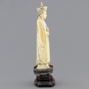 A fine Chinese carved ivory deity with an incense burner on a cloisonne and silver inlaid stand, 19th C. — photo 2