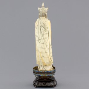 A fine Chinese carved ivory deity with an incense burner on a cloisonne and silver inlaid stand, 19th C. — photo 3