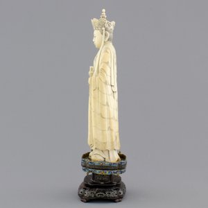 A fine Chinese carved ivory deity with an incense burner on a cloisonne and silver inlaid stand, 19th C. — photo 4