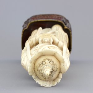 A fine Chinese carved ivory deity with an incense burner on a cloisonne and silver inlaid stand, 19th C. — photo 6