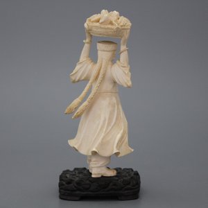 A fine Chinese carved ivory figure of a girl, Cultural Revolution, 20th C. — 照片 2