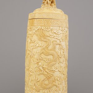 A fine Chinese carved ivory mug with lid, ca. 1900 — photo 4