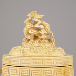 A fine Chinese carved ivory mug with lid, ca. 1900 — photo 8