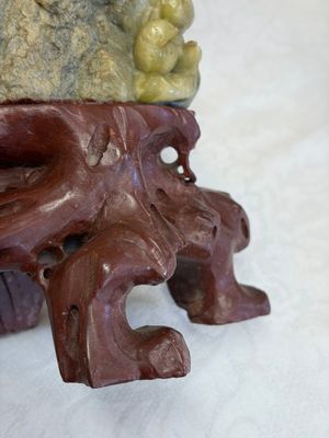 A fine Chinese carved soapstone 'Squirrels and Grapes' group and a 'Phoenixes among Peonies' group, 20th C. — photo 8